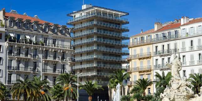 La tour de la Caisse d'Epargne par l’architecte Alfred Henry, situé place de la Liberté à Toulon.