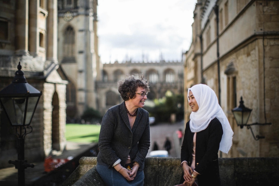 Shukria Rezaei, une réfugiée hazara âgée de 15 ans et timide, est arrivée à Oxford avec des rudiments d'anglais. Elle est aujourd'hui une auteure de poésie reconnue et éditée. 