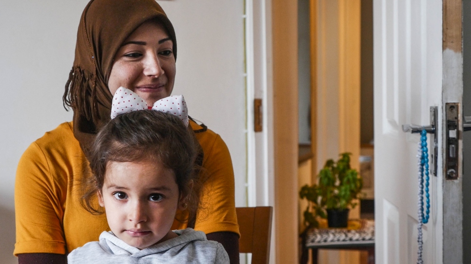 « J'étais très heureuse quand je suis arrivée ici. Hiba et sa fille, dans leur nouvelle maison de Londres. » 