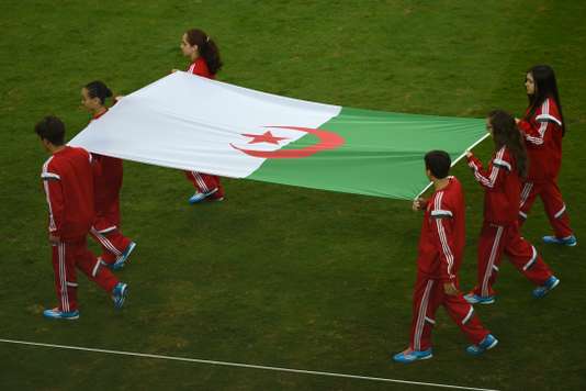Le drapeau de l’Algérie avant un match contre la Russie, le 26 juin à Curitiba (Brésil).
