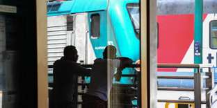 Des migrants attendent un train pour se rendre en France, à la gare de Vintimille (Italie), le 14 juin.