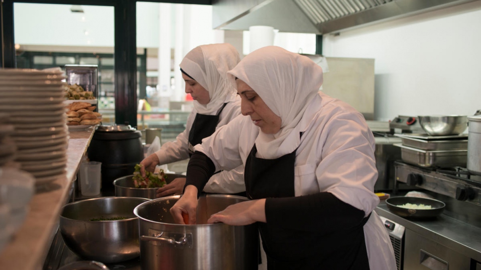 Fatima, chef cuisinière syrienne, et sa fille Reem, préparent les spécialités syriennes inscrites au menu quotidien du Mezze. 
