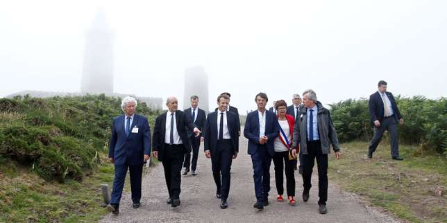 From 2ndL-3rdR, French Foreign Affairs Minister Jean-Yves Le Drian, French President Emmanuel Macron and Nicolas Hulot, French Minister for the Ecological and Inclusive Transition, visit the Cap Frehel peninsula in northern Brittany, France, June 20, 2018. REUTERS/Stephane Mahe