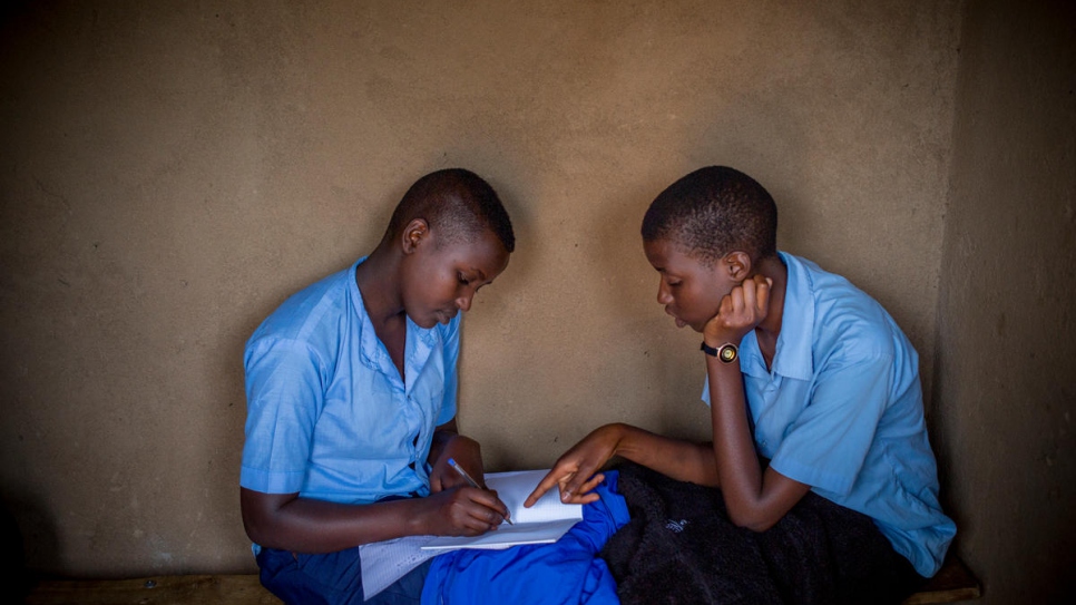 Anethe Cyuzuzo (à gauche), 15 ans, qui vient du Rwanda, et Irikungoma Bellaca (à droite), 16 ans, du Burundi, sont devenues meilleures amies au Collège Paysannat L du camp de réfugiés de Mahama, à Kirehe, dans l'est du Rwanda.