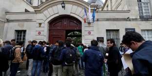 Des lycéens attendent d’entrer dans les salles d’examen pour l’épreuve de philosophie du baccalauréat, à Paris, le 15 juin 2016.