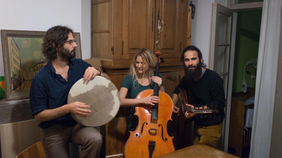 Ancien élève de musique à Bagdad, Hussein joue de l'oud depuis 2009. 