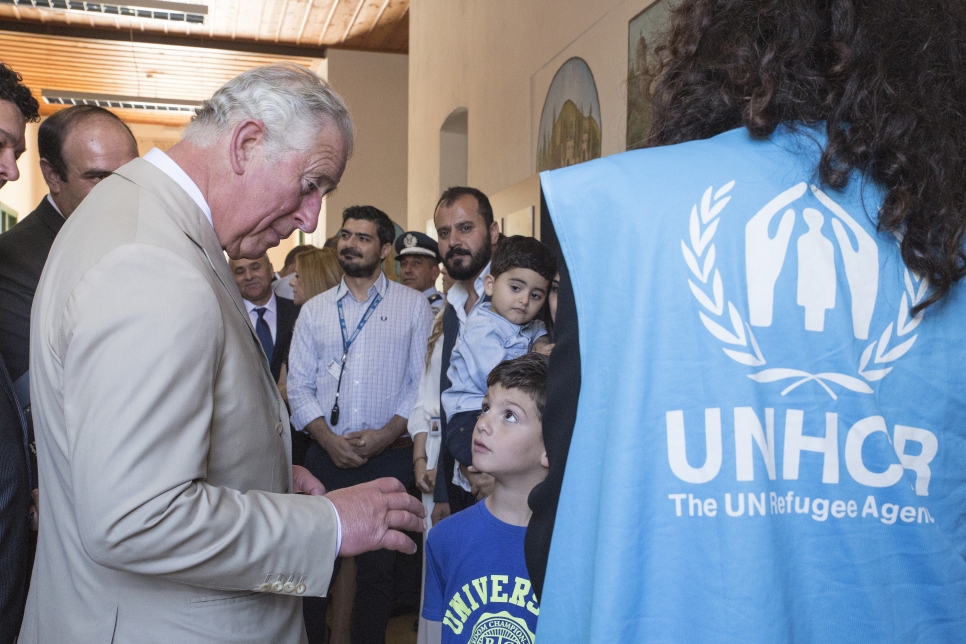 Son Altesse Royale le prince de Galles rencontre une famille réfugiée lors de la visite d'un programme du HCR qui permet de loger plus de 700 réfugiés. 