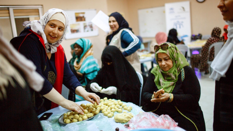 Un groupe de femmes réfugiées d'Irak, du Yémen, de Syrie et du Soudan ainsi que des résidentes jordaniennes fabriquent le 'ma'moul', un gateau arabe pour l'Aïd. Ces pâtisseries seront distribuées aux familles nécessiteuses, aux réfugiés et aux Jordaniens, à Amman, en Jordanie. 