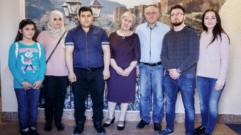 Imad, Safaa et un de leurs enfants (à gauche) avec la famille Kolbaya.