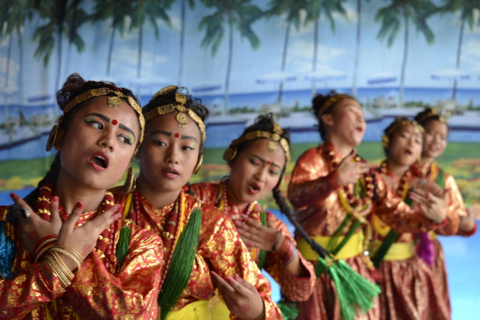 Au Népal, des danseuses marquent la Journée mondiale du réfugié 2018.  