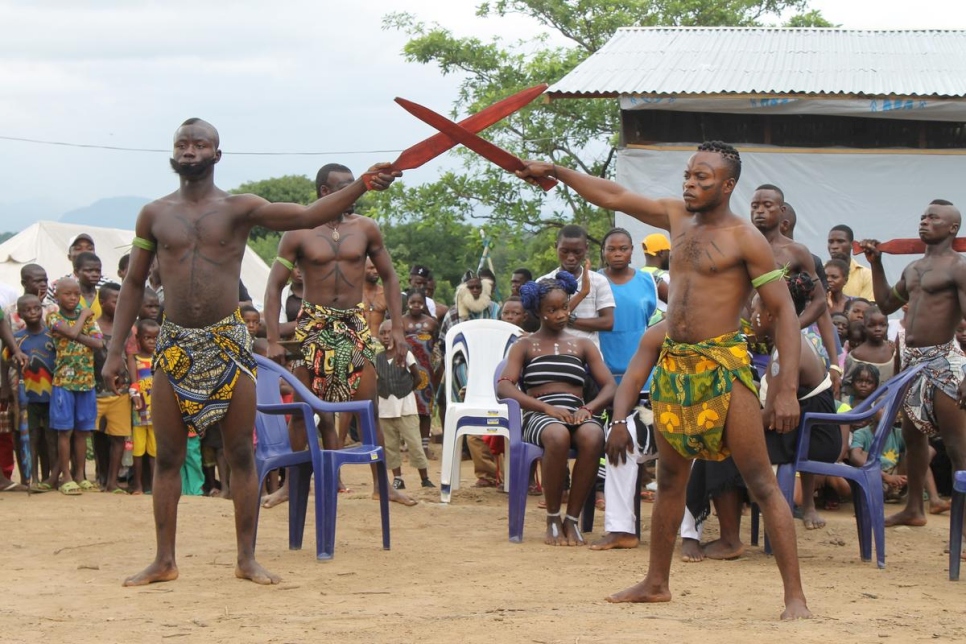 Au Nigéria, des réfugiés du Cameroun jouent une pièce sur le thème du conflit, de l'amour et de la réconciliation.  