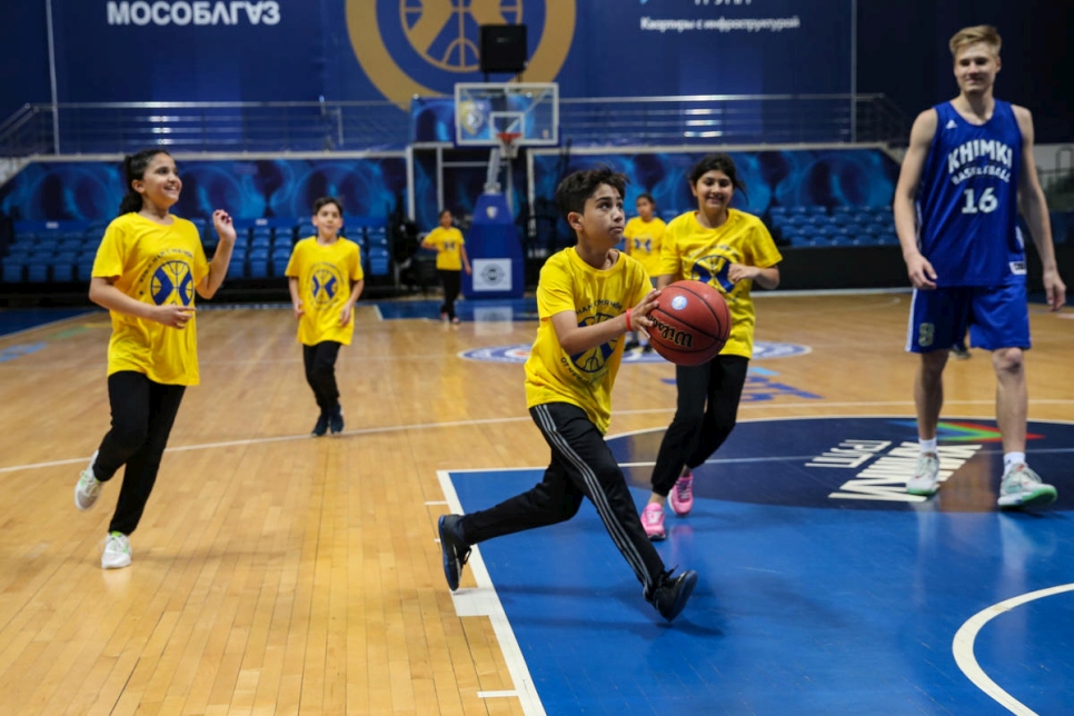 Une masterclasse de basketball pour des réfugiés afghans à Moscou.  