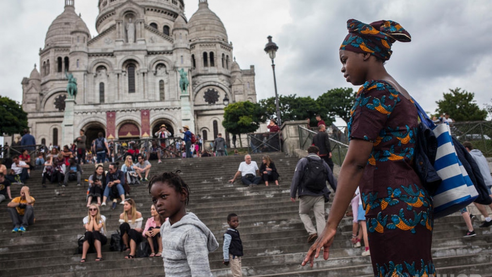 Bora et ses enfants, des réfugiés congolais, vivent dans le sud-est de Paris. Ils visitent le Sacré Coeur à Montmartre, l'un des endroits les plus touristiques de la capitale.
