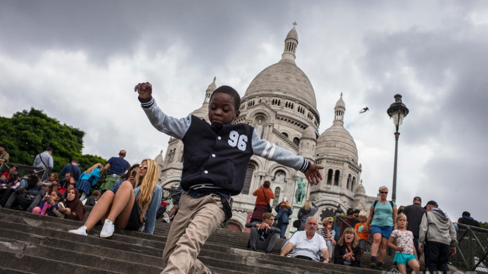 Ibrahim visite le Sacré Coeur à Montmartre, l'un des endroits les plus touristiques de la capitale, avec sa mère Bora.