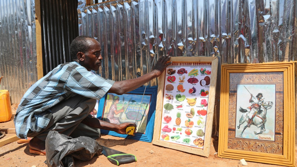 Mohamed présente sa marchandise. 