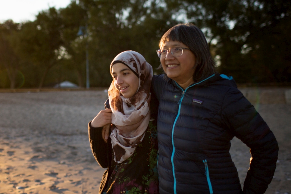 Thuy Nguyen et Narjes Nouman sur une plage du centre-ville de Toronto. Thuy Nguyen est arrivée en tant que réfugiée il y a plus de 40 ans et elle est  maintenant mentor auprès de Narjes, qui est nouvellement arrivée.