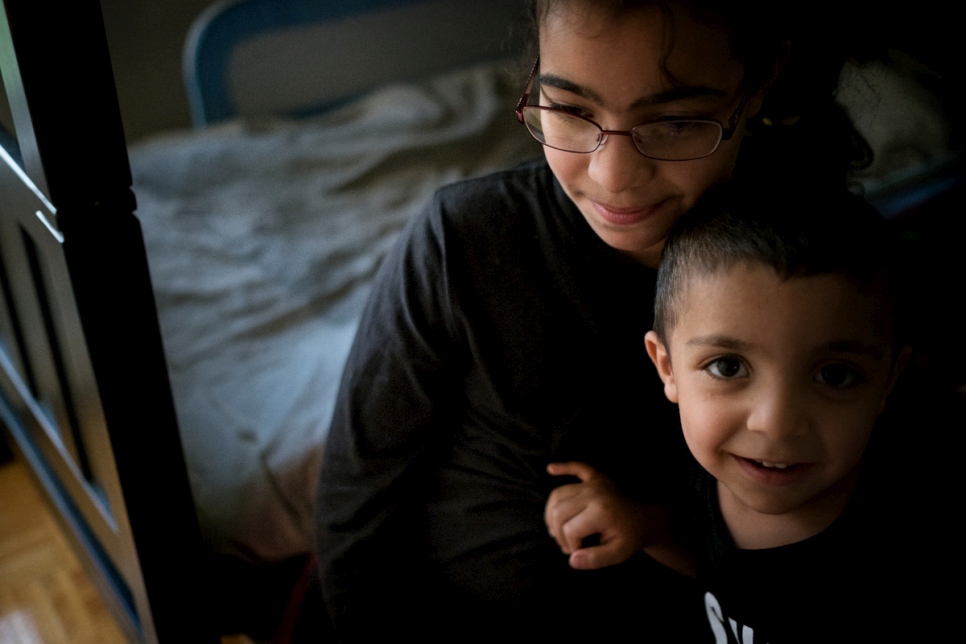 Rawan Nouman et son frère Diaa à leur domicile dans le nord de Toronto. Elle et ses frères et soeurs sont de retour à l'école, apprenant l'anglais et s'adaptant à leur vie dans leur nouvelle maison.