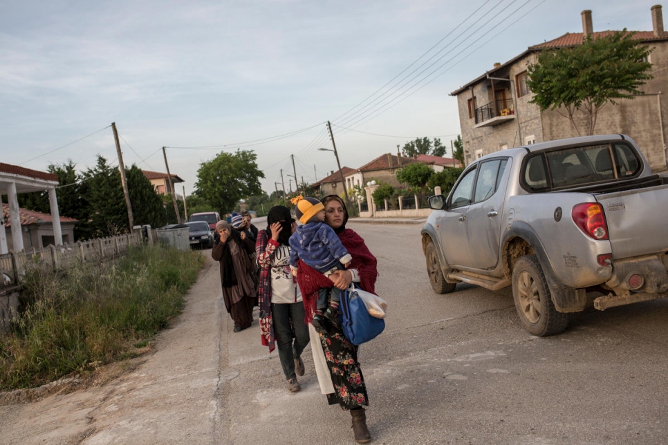 مجموعة من السوريين بعد عبور نهر إيفروس بين اليونان وتركيا.