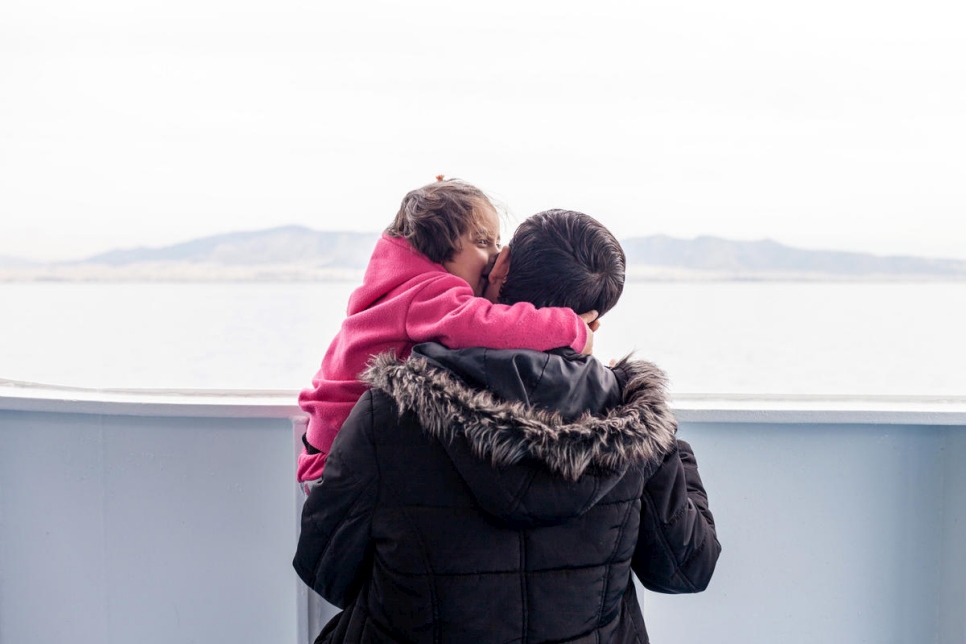 محمد الهاجر وابنته ماريا، 4 أعوام، على متن سفينة نيسوس خيوس التي تنقلهما من جزيرة ساموس لبدء حياة جديدة على الأراضي اليونانية.