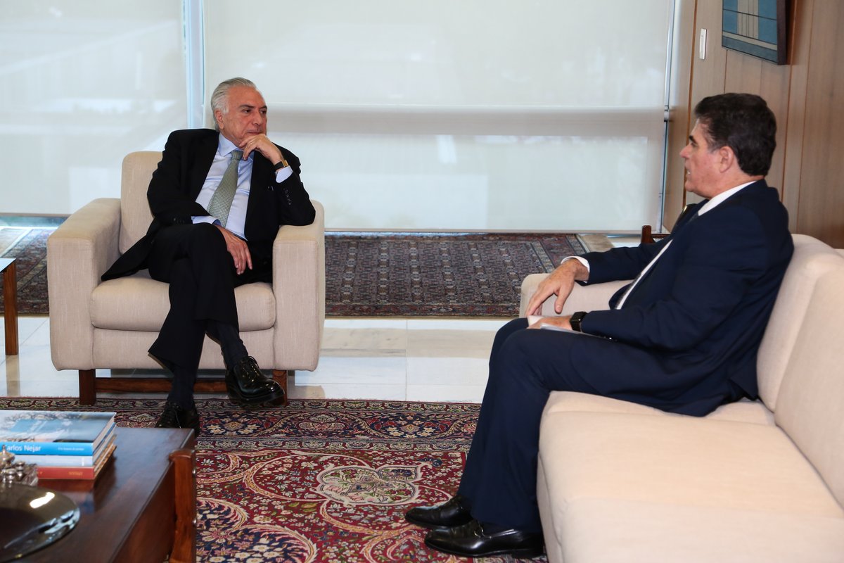 #PraCegoVer: Na foto, o presidente Michel Temer e o presidente da Federação das Indústrias do Estado de São Paulo (Fiesp), José Ricardo Roriz Coelho, estão sentados frente a frente e conversam em uma sala de reunião do Palácio do Planalto.