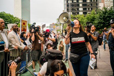 Protesters yell "shame" at the @Potus outside of the United Nations and the gaudy dump hotel across the street.