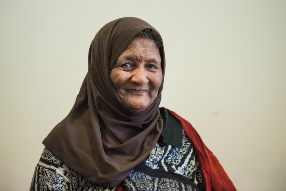 الجدة الصومالية، فادومو نور زين، 81 عاماً، تنتظر إعادة توطينها من سوريا في مركز العبور الطارئ الخاص بالمفوضية في تيميشوارا، رومانيا.