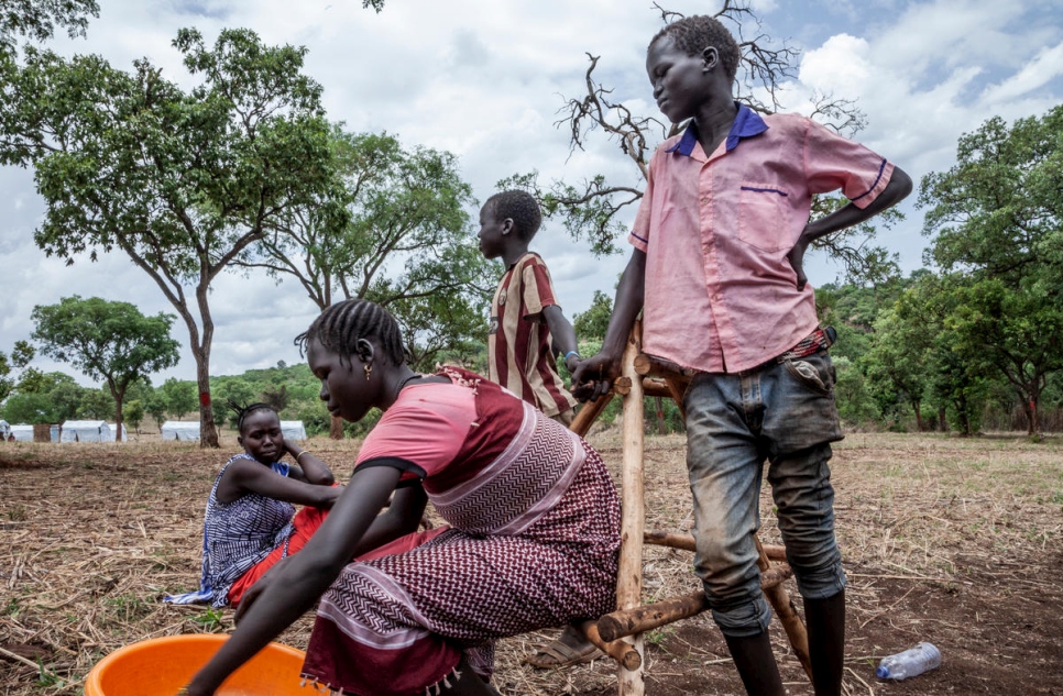 Dinai y sus hermanos pasan el día juntos en el Campamento Gure Shombola, Etiopía. 