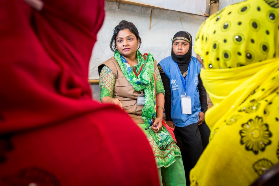 فاطمة إسلام، عاملة بنغلاديشية في مؤسسة المساعدة التقنية، ونور باهار، واحدة من أعضاء التوعية المجتمعية تقدمان المشورة لشمشيدا ومابيا.