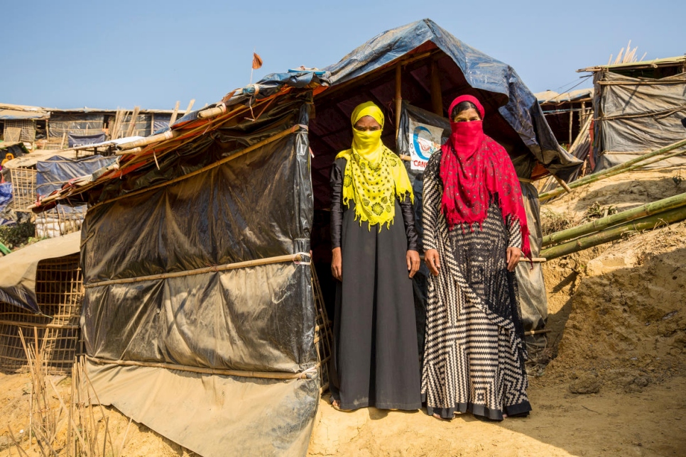 مابيا، يسار، وشمشيدا، يمين، تقفان خارج مأواهما المستعار في مخيم كوتوبالونغ للاجئين في بنغلاديش. 