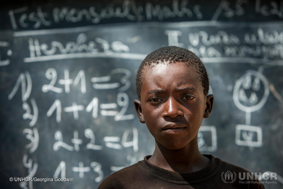 因資源短缺，難民兒童需在「大樹課室」上課