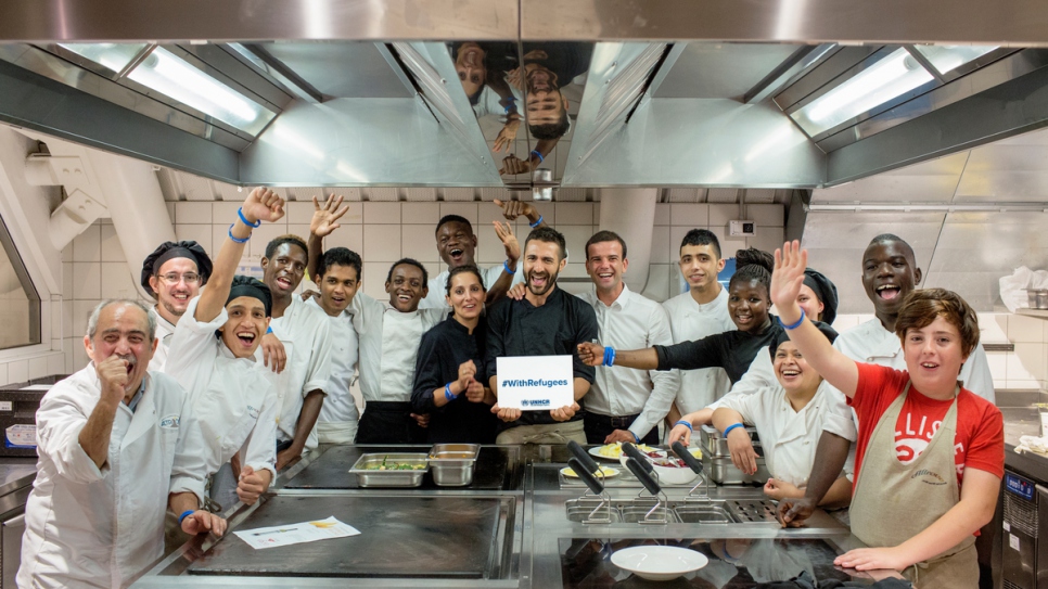 Les chefs réfugiés et leurs homologues italiens dans la cuisine du restaurant Eataly à Rome pendant le Refugee Food Festival 2017.