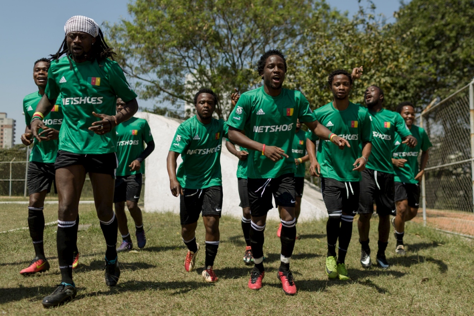 لاعبو الكاميرون يتدربون قبل المباراة الأولى لكأس العالم للاجئين في ساو باولو، البرازيل.