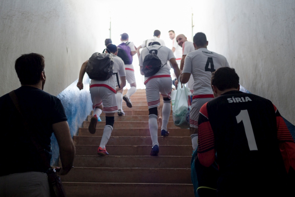 اللاعبون السوريون يصعدون إلى الملعب في بطولة كأس العالم للاجئين في ساو باولو، البرازيل.