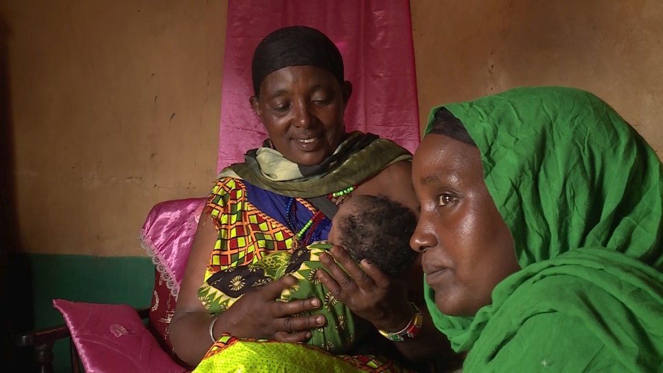 دارميغالما (55 عاماً) تحمل حفيدتها نوريا التي ولدت بعد 48 ساعة فقط من عبورها إلى كينيا من إثيوبيا.
