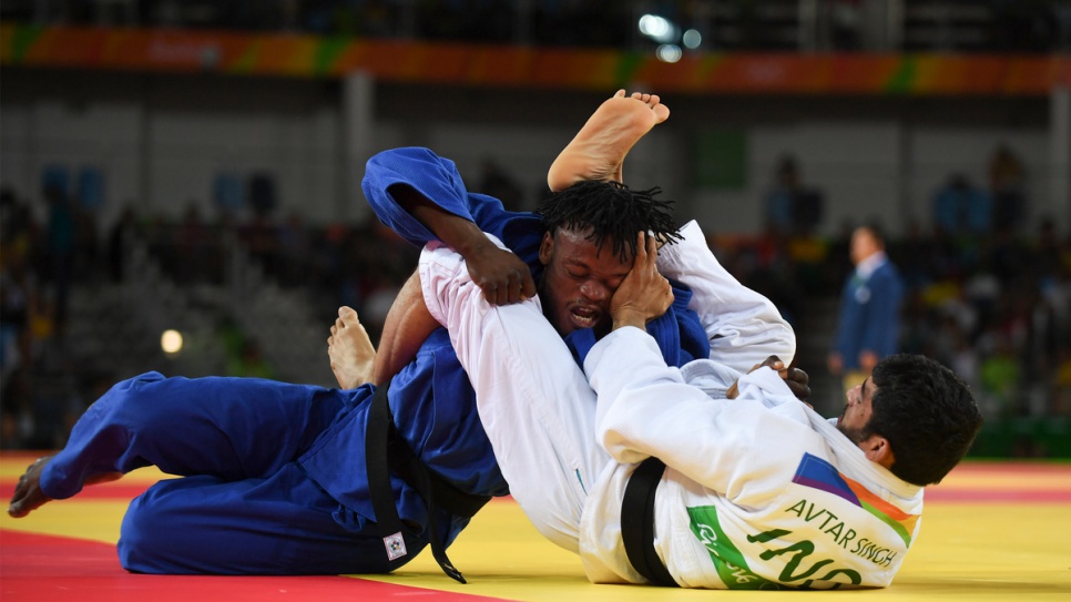 Popole on his way to victory against Avtar Singh in his first match.