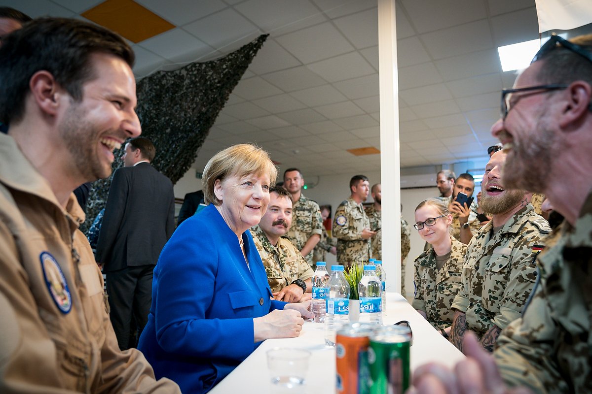 Bundeskanzlerin Merkel ist im lockeren Gespräch mit den Soldatinnen und Soldaten zu sehen, die in Jordanien Teil einer Anti-IS-Mission sind.