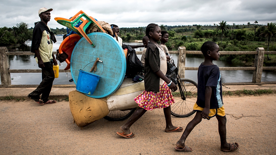 A family flee violence in Kamonia, Kasai province.