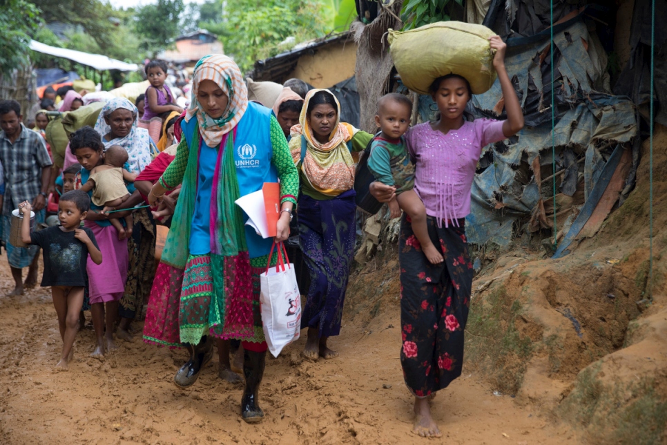 مسؤولة الحماية التابعة للمفوضية شيرين أكتار، تنقل مجموعة من عائلات الروهينغا اللاجئة الوافدة حديثاً إلى مخيم كوتوبالونغ للاجئين، بنغلاديش.