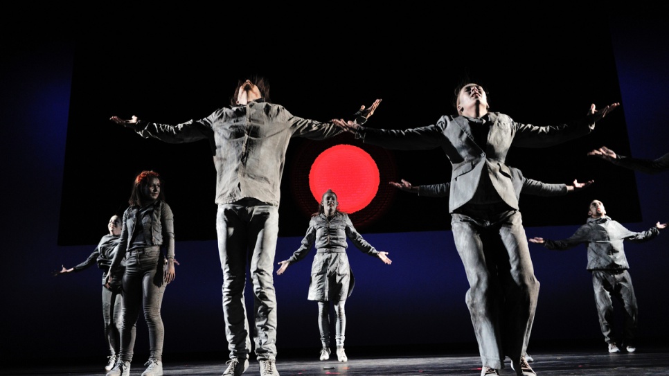 La troupe de danse The Grey People exécute une danse sur le thème des difficultés endurées par de nombreux réfugiés à travers le monde. 