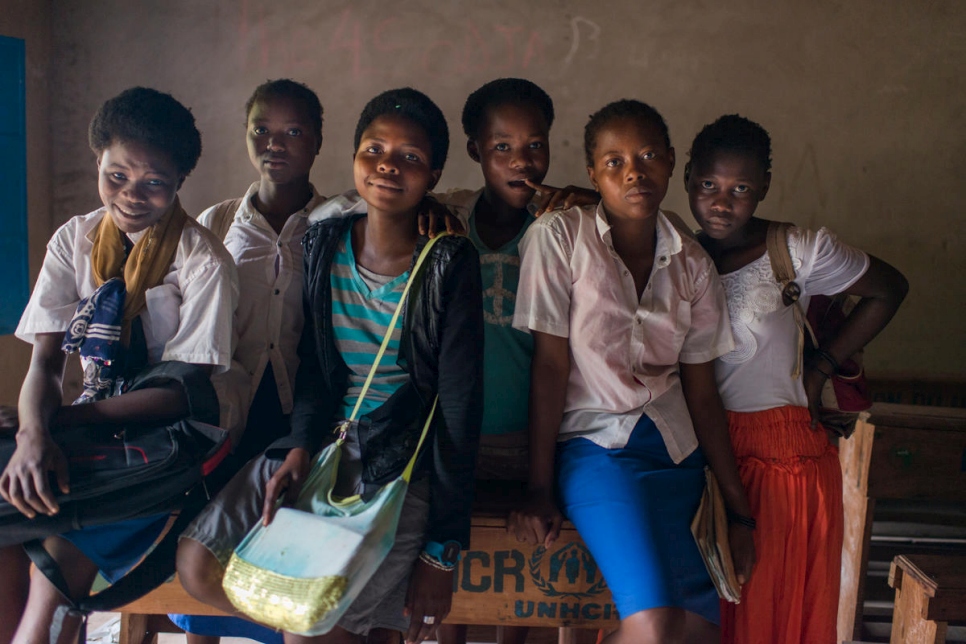 إيميرانس (في الوسط تحمل الحقيبة) مع بعض زملائها في الصف في مدرسة لوكولولا القريبة من مخيم لوسيندا للاجئين.