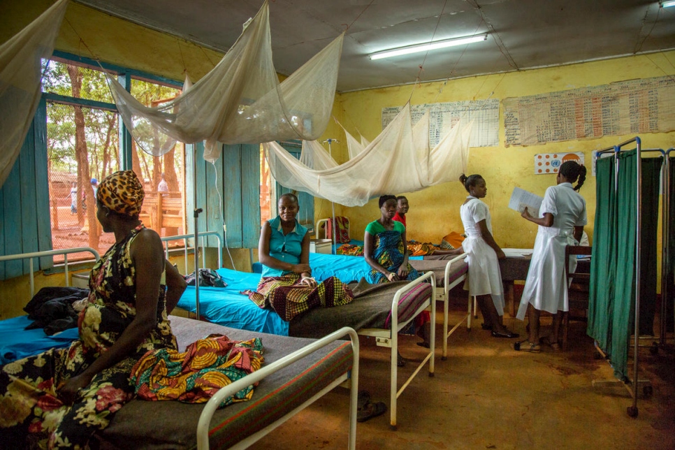 يكافح جناح الولادة لتلبية الطلب في المستشفى الرئيسي في مخيم نياروغوسو. 