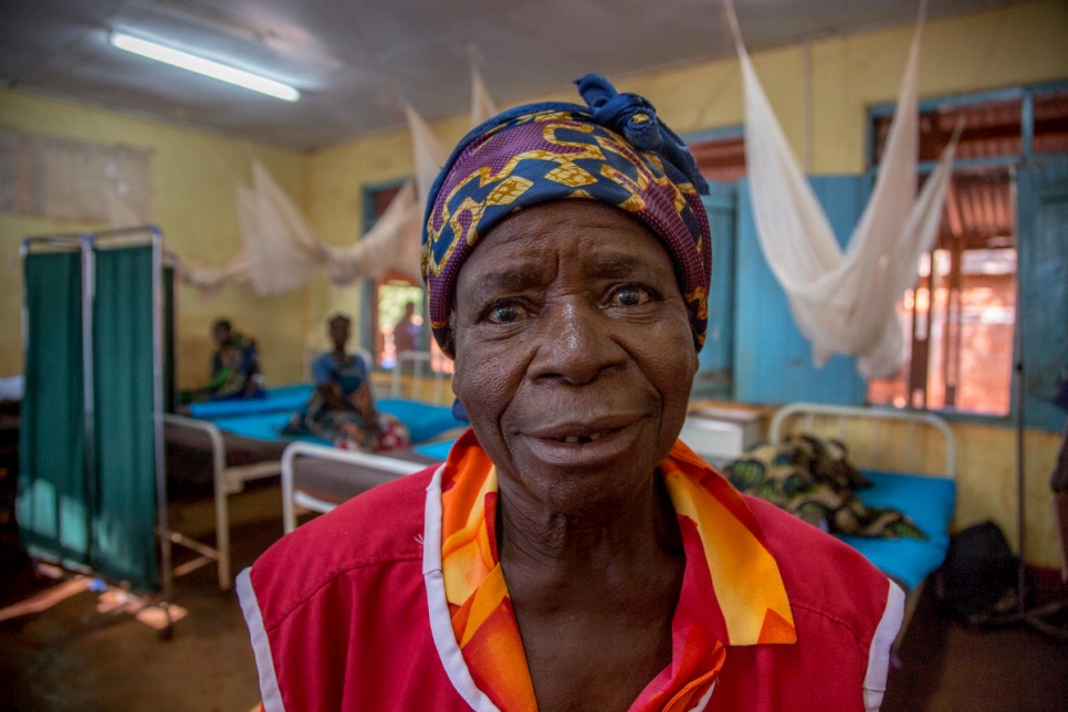 إبيندا نيوتا، 62 عاماً، نجت من الحرب في جمهورية الكونغو الديمقراطية وتعمل حالياً في المستشفى.