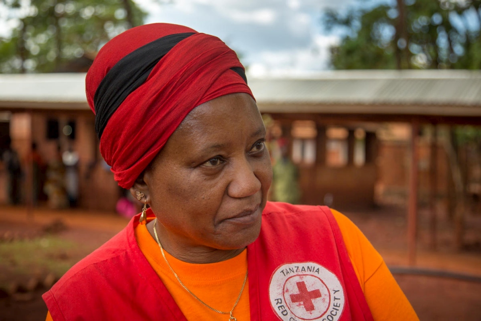 الطبيبة فلورانس من جمعية الصليب الأحمر التنزاني. 