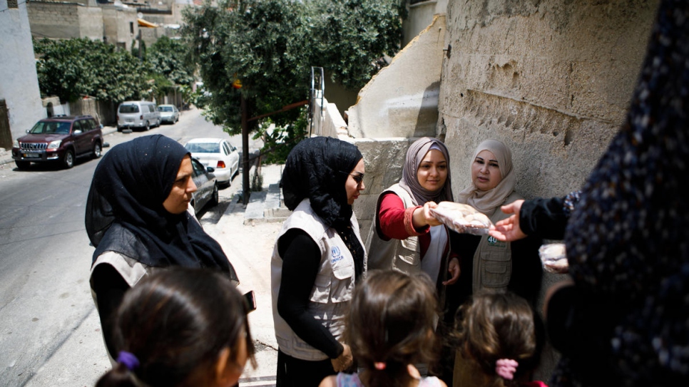 Des volontaires réfugiés du HCR ont livré des 'ma'moul' à des familles dans le besoin à Amman, en Jordanie.  