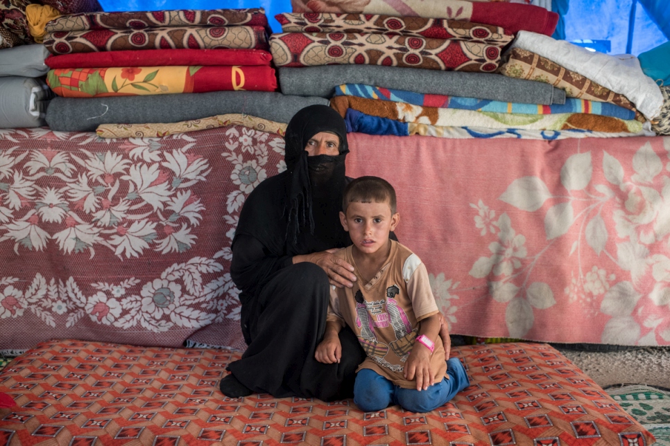 شمسة، 46 عاماً، وابنها ميشان صالح، 6 أعوام، في خيمتهما.
