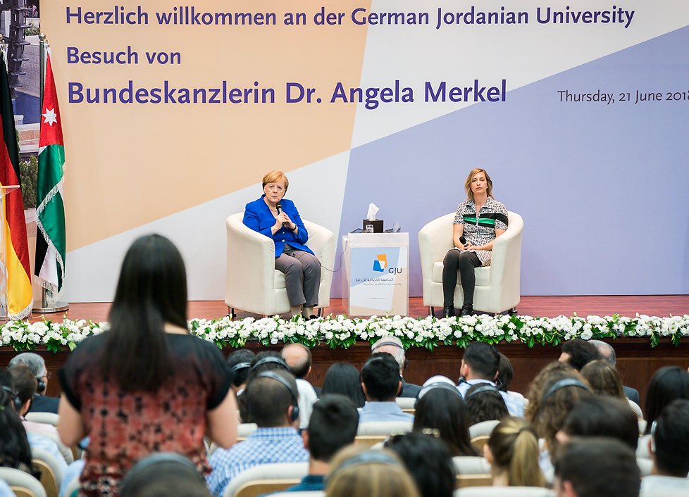 Kanzlerin Merkel im Gespräch mit Studierenden
