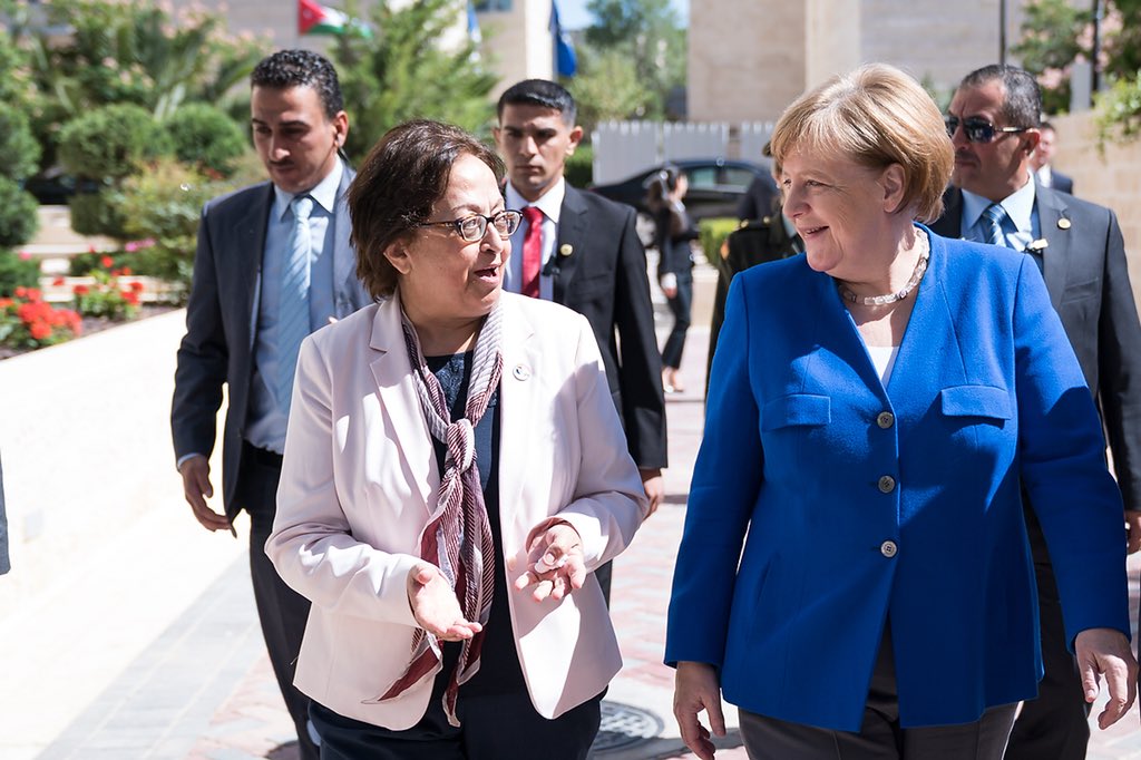 Kanzlerin Merkel wird an der Deutsch-Jordanischen Universität durch die Präsidentin begrüßt