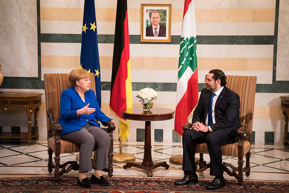 Bundeskanzlerin Merkel und der libanesische Ministerpräsident Hariri haben in zwei Sesseln Platz genommen und führen ein erstes Gespräch.