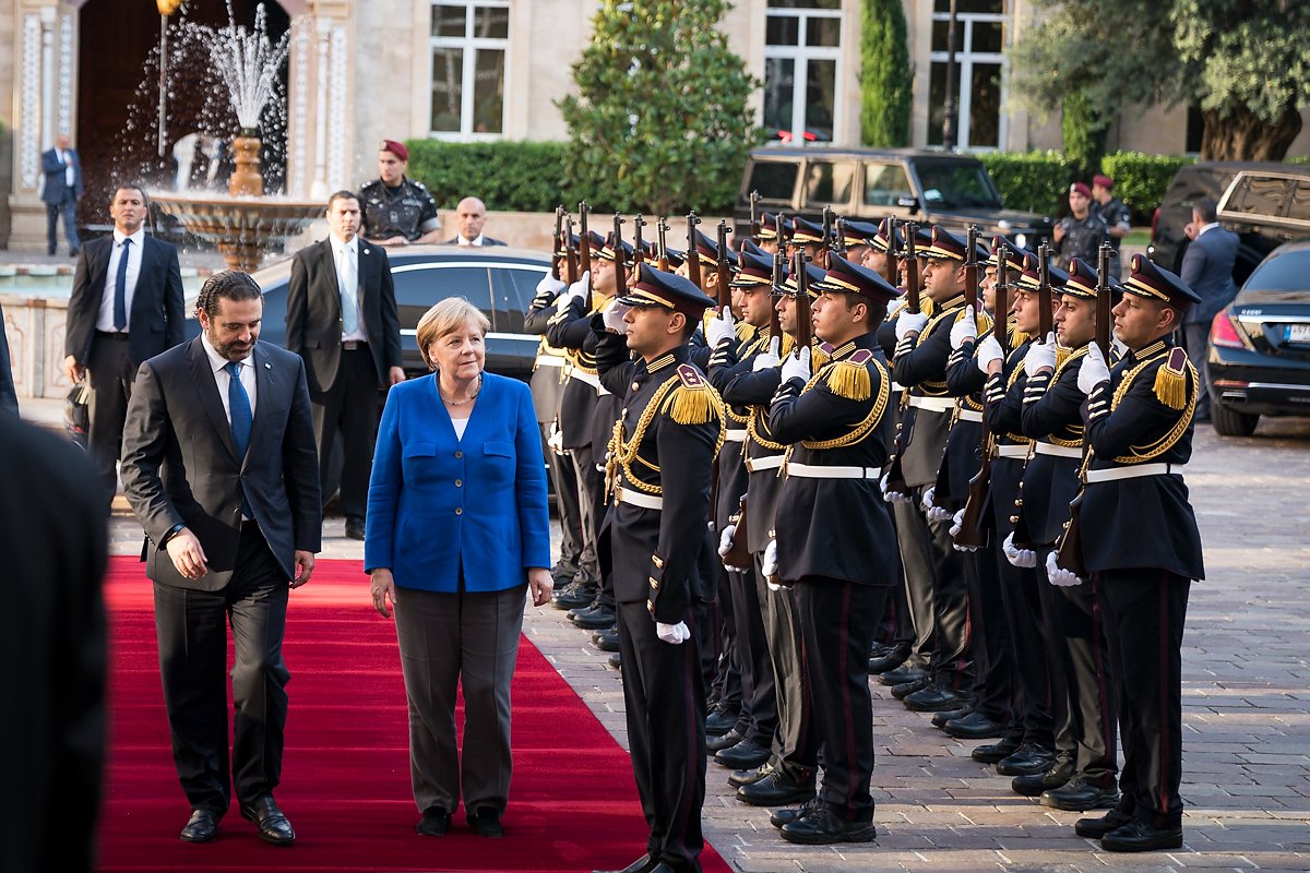 Bundeskanzlerin Merkel schreitet gemeinsam mit Ministerpräsident Hariri die Ehrenformation ab.
