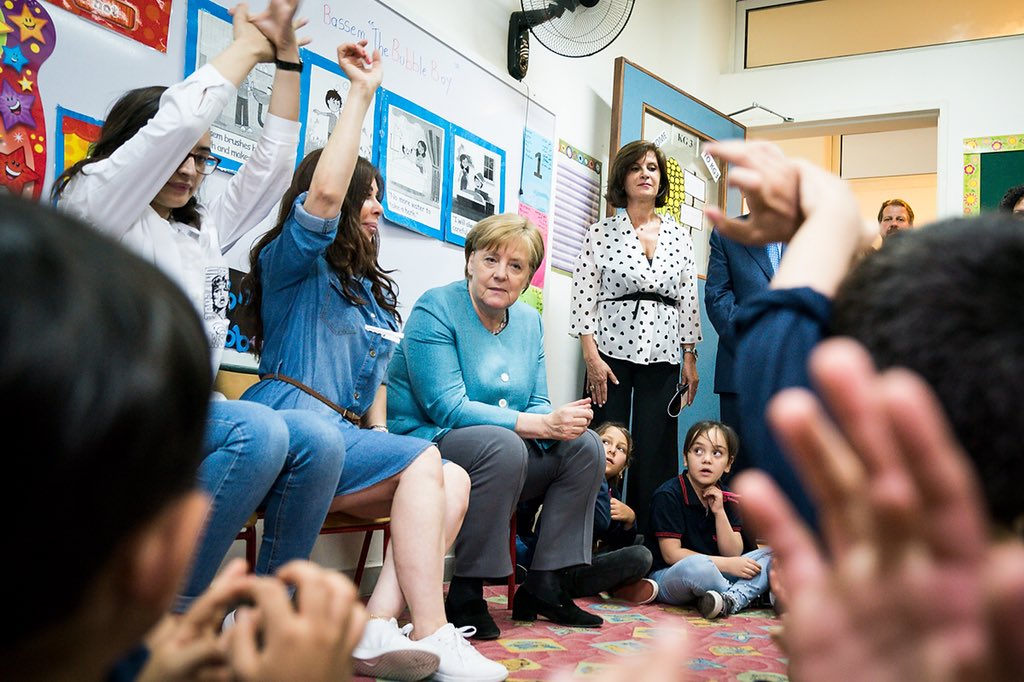 Kanzlerin Merkel in einer Doppelschichtschule